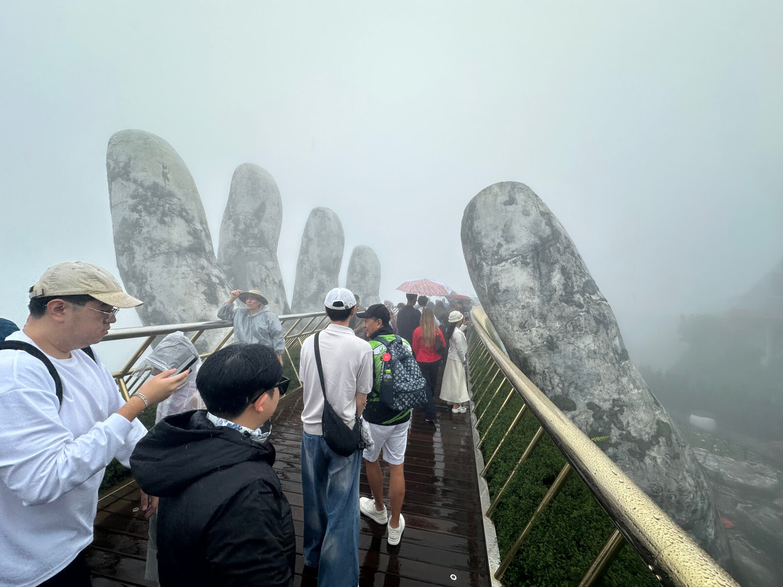 Golden Bridge in Da Nang voller Menschen