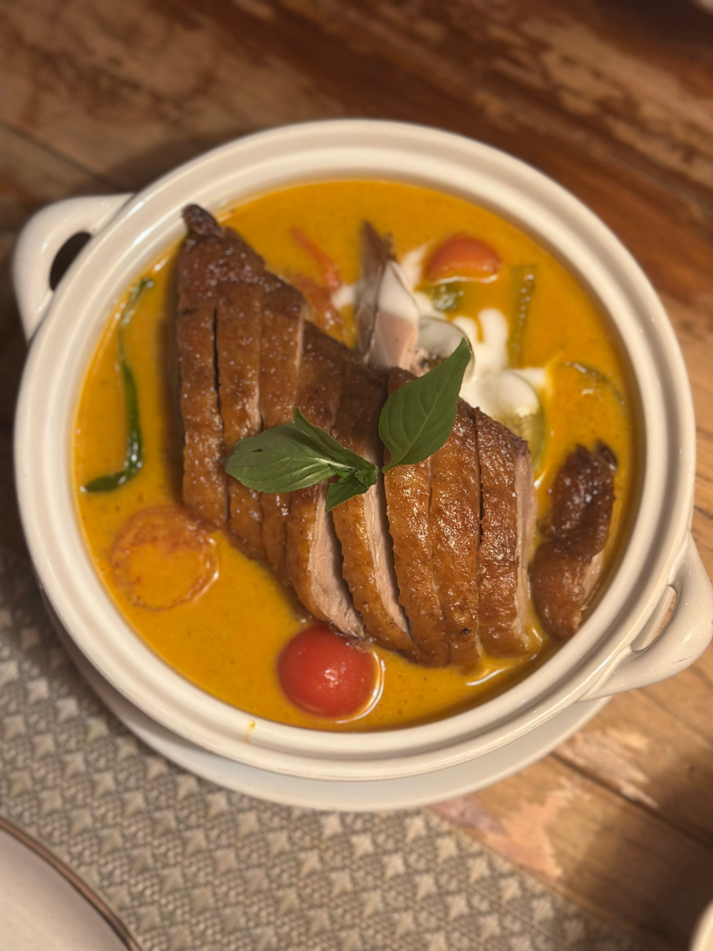 Gelbes Curry mit Entenbrust in einer Schale