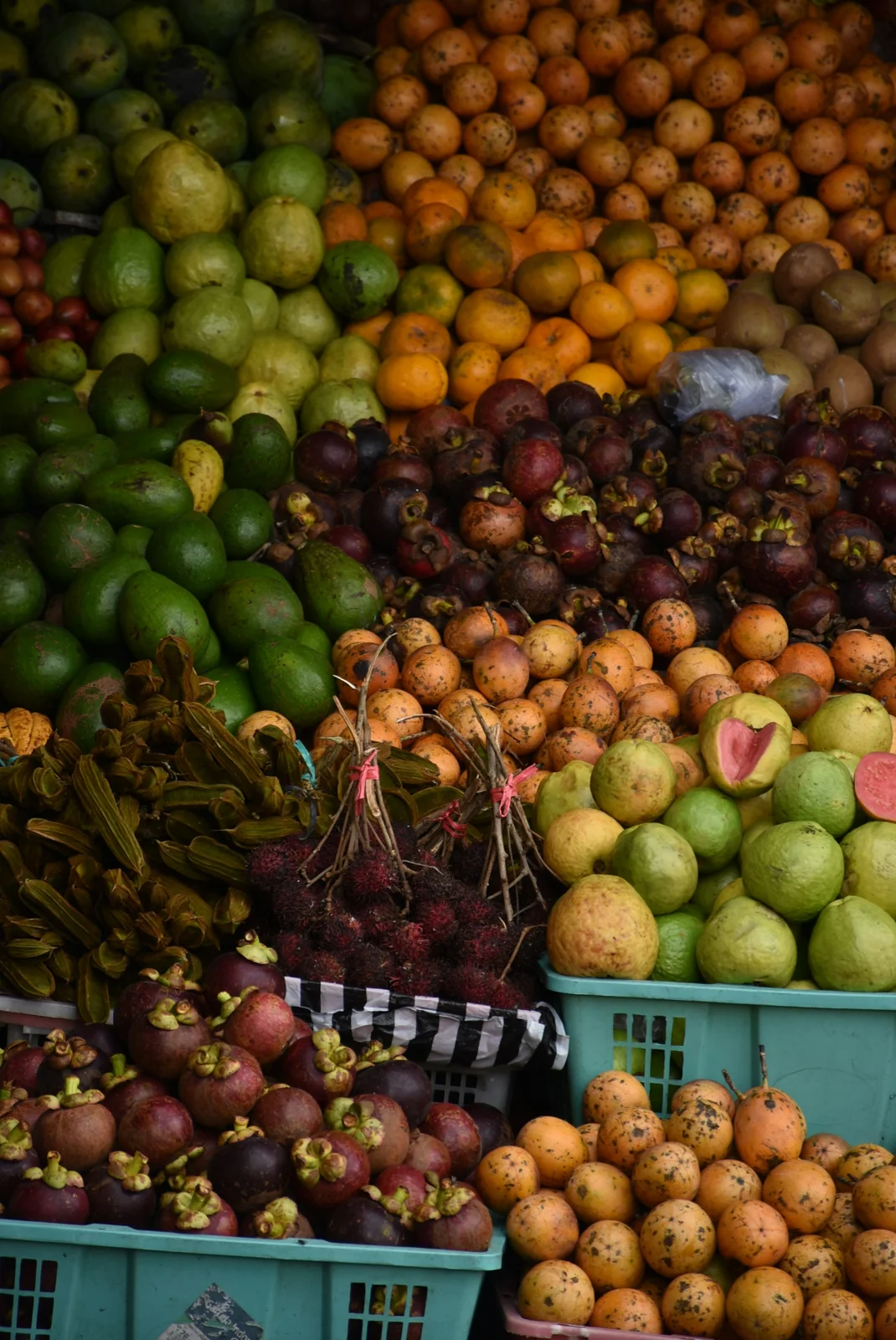 Tropische Früchte in Körben an einem Marktstand auf Bali