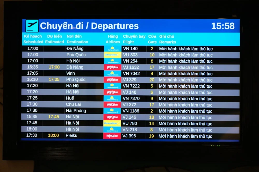 Abflugtafel mit Fluginformationen am Flughafen
