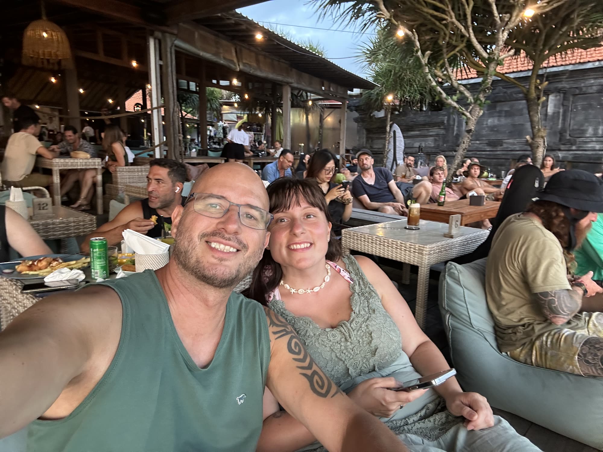 Nadja und Jan in einem offenen Warung auf Bali am Abend
