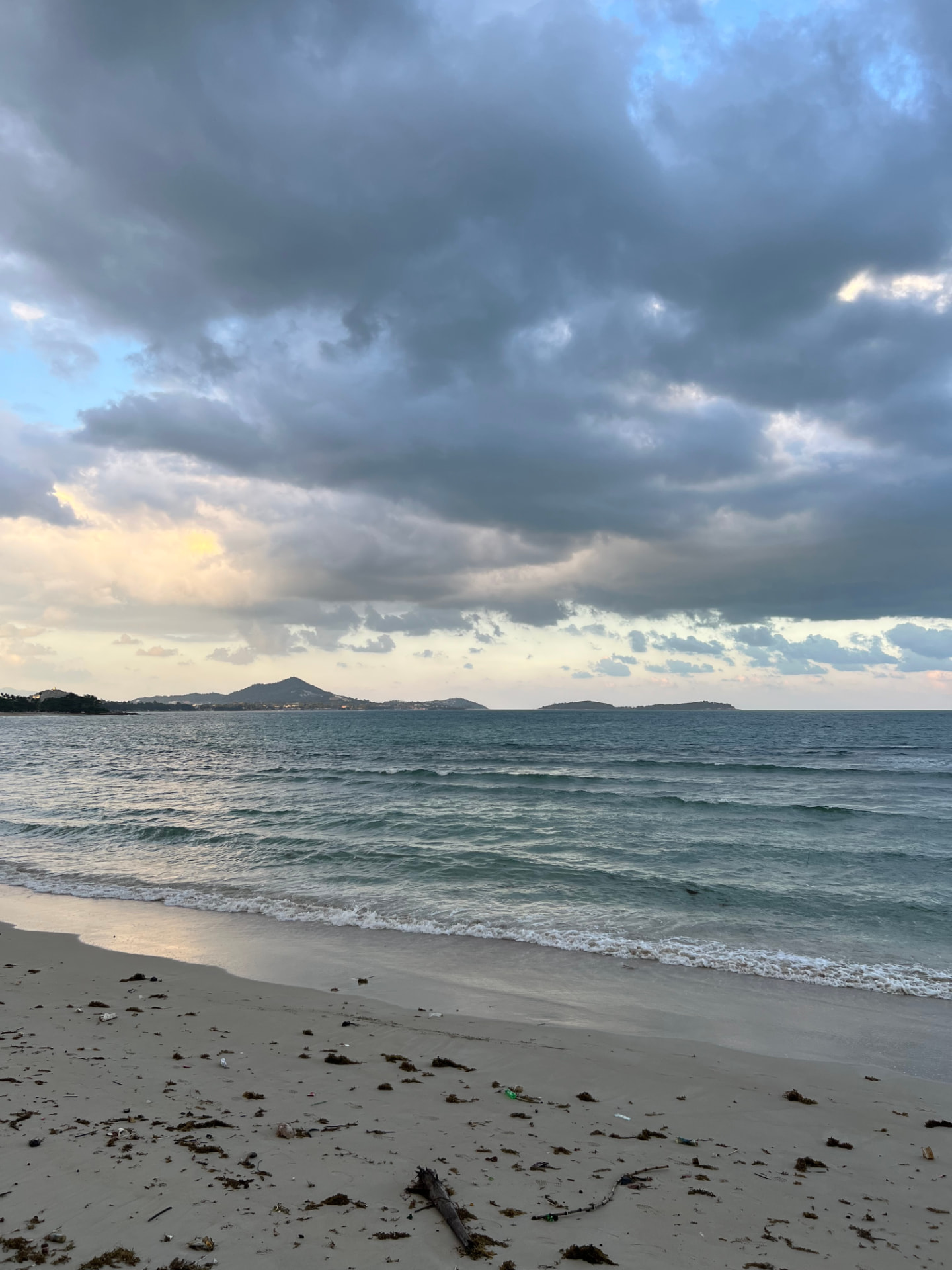 Strand mit Wolkenhimmel in Thailand
