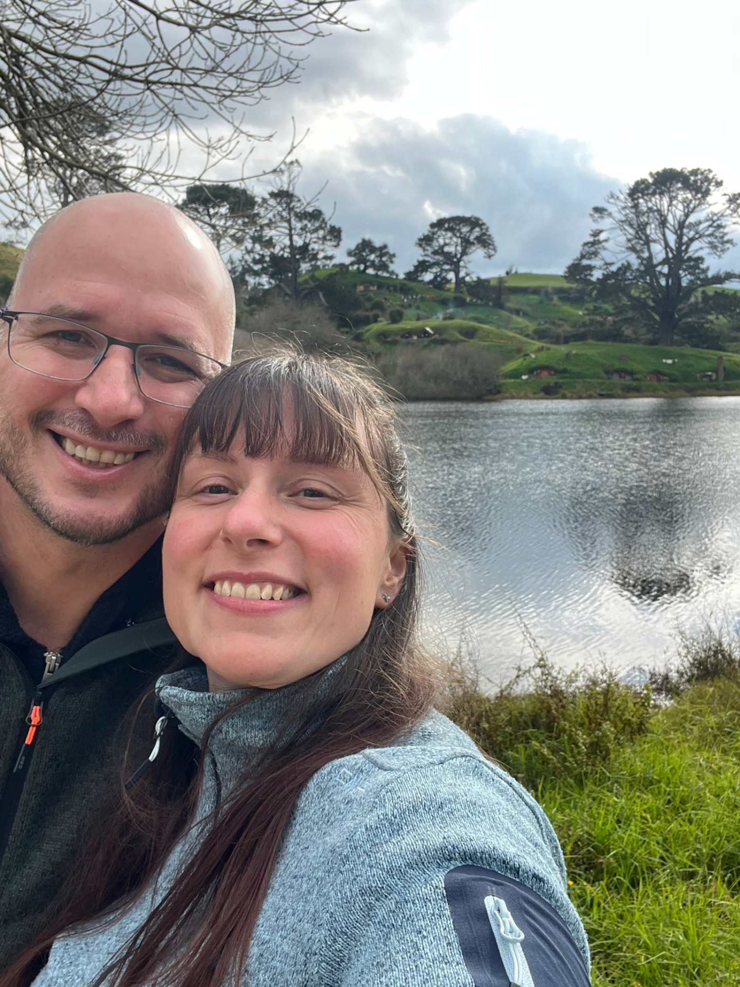 Nadja und Partner am See in Hobbiton