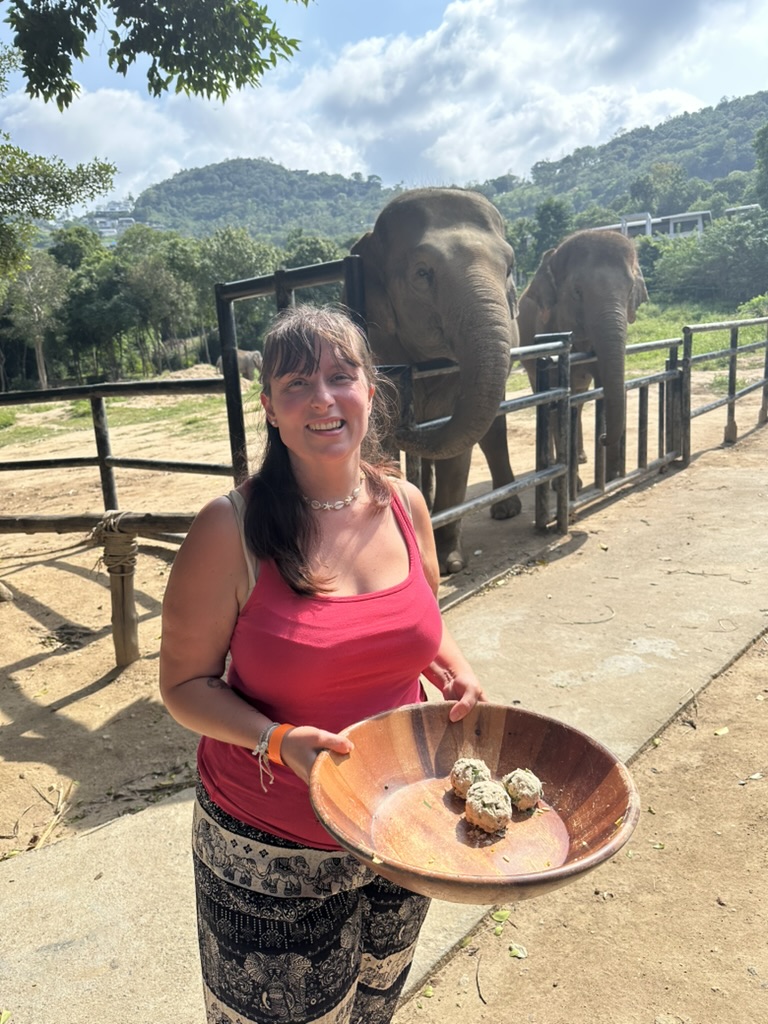 Nadja mit einer Schüssel vor Elefanten auf Koh Samui